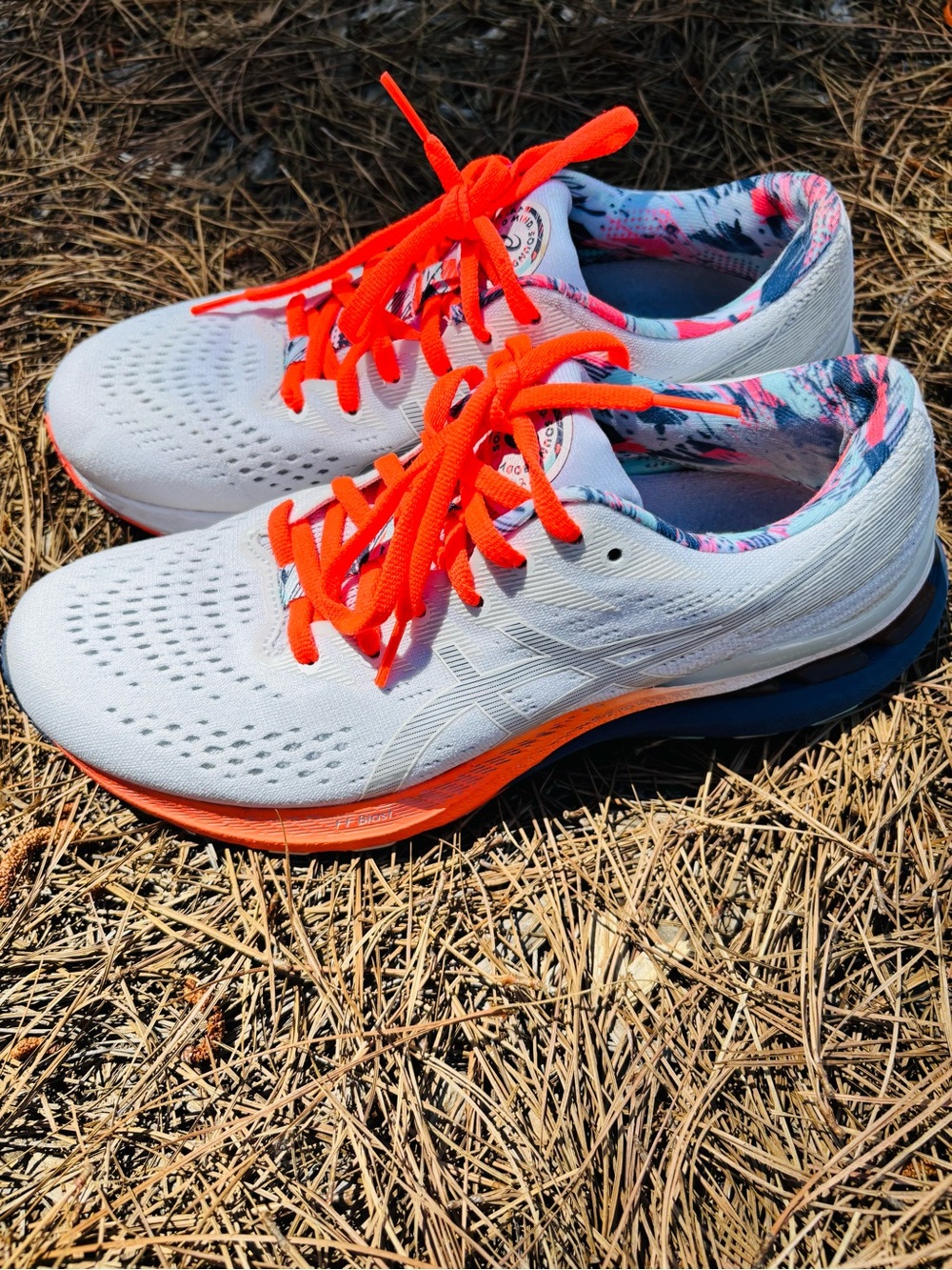 Asics Gel Kayano 28 Women’s White Running Shoes with Orange Laces Size 9.5 - Picture 3 of 13